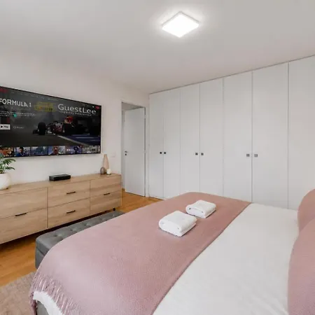 Daire Spacious 3br Lakeview With Terrace By Guestlee