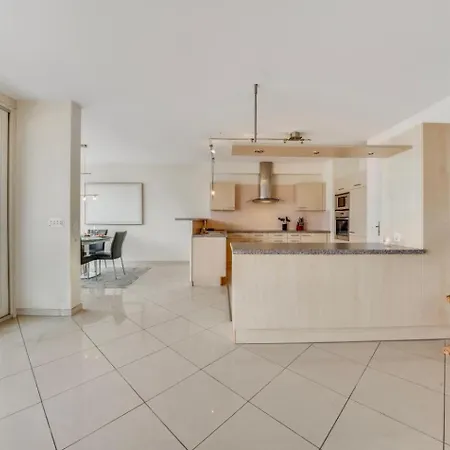 Daire Spacious 3br Lakeview With Terrace By Guestlee