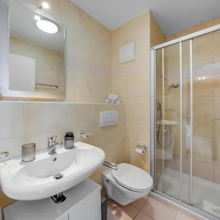 Spacious 3br Lakeview With Terrace By Guestlee Daire Montrö
