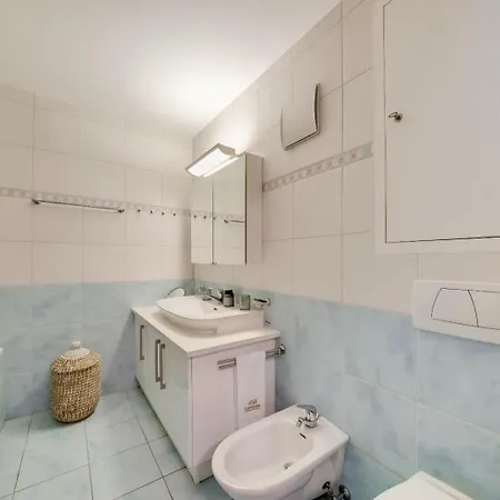 Spacious 3br Lakeview With Terrace By Guestlee * Montrö
