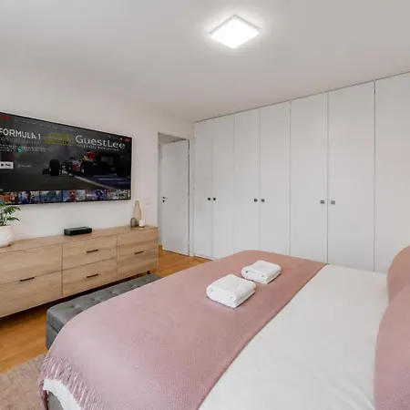 Spacious 3br Lakeview With Terrace By Guestlee *