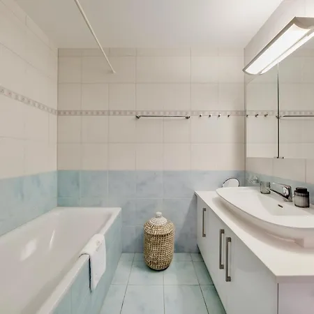Spacious 3br Lakeview With Terrace By Guestlee Appartement